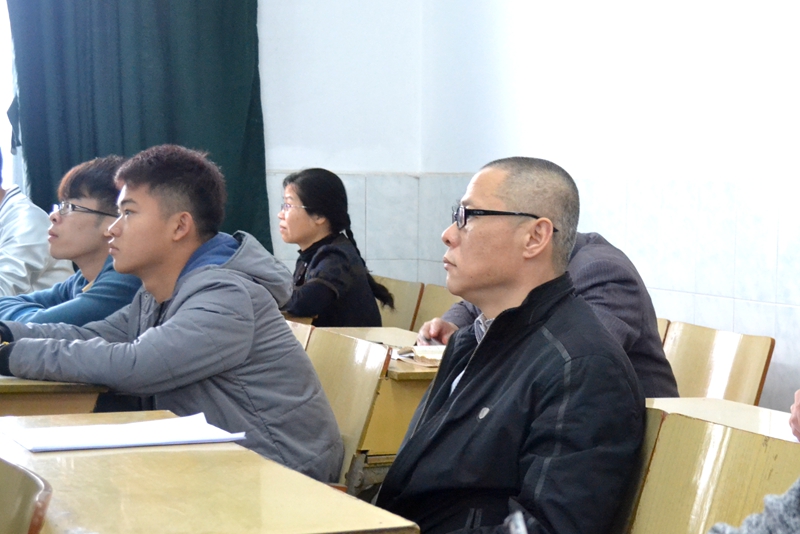 梁丁丁书记正在听课