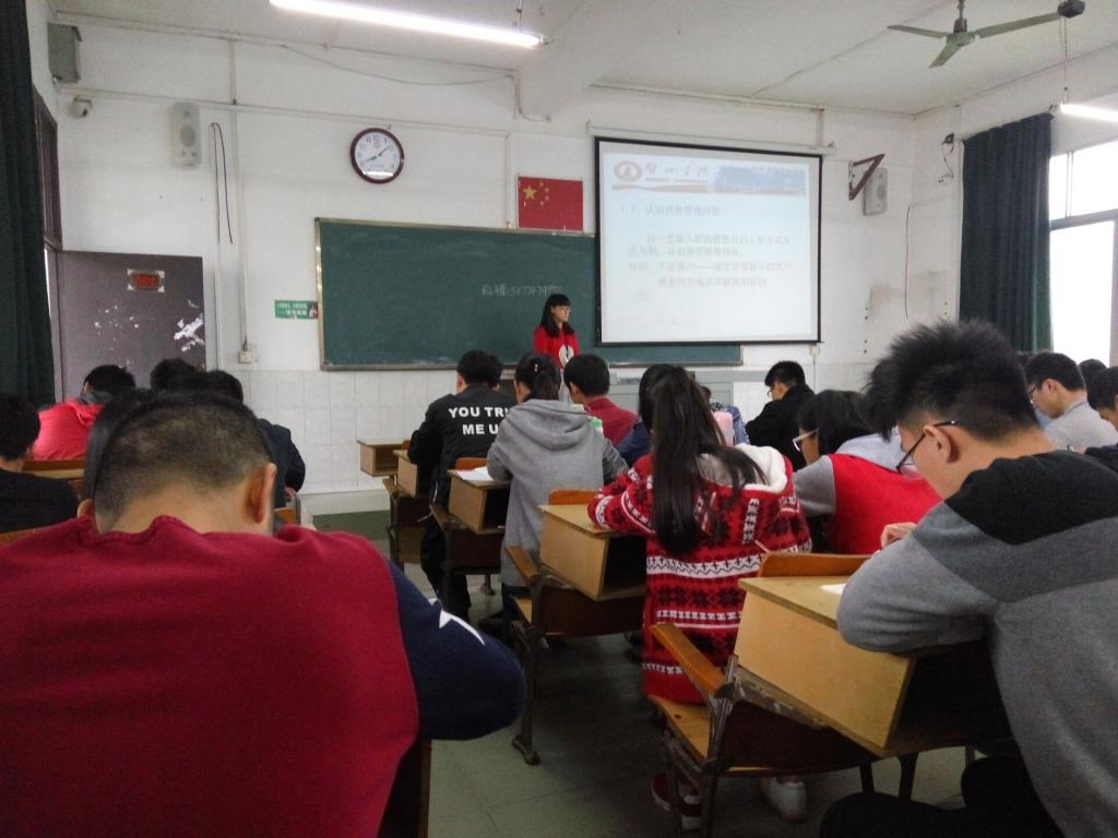 韩耀老师正在上课