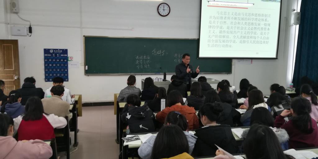 图为suncitygroup太阳集团教师黄锦在授课