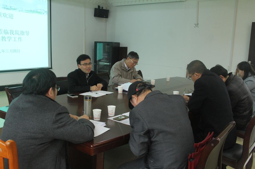 图为吕海波副董事长(对面左一)在公司开展调研