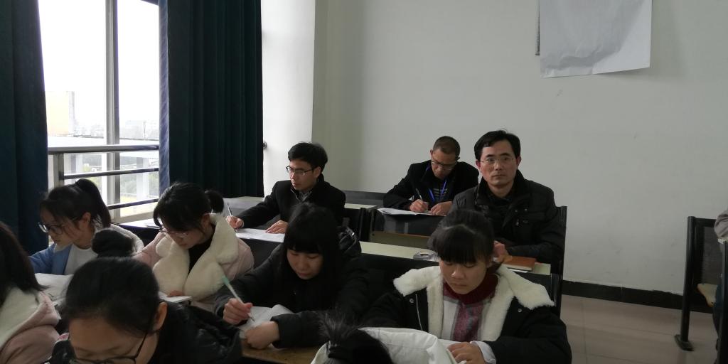 图为学校副董事长吕海波(后倒数二排左一)在课堂听课