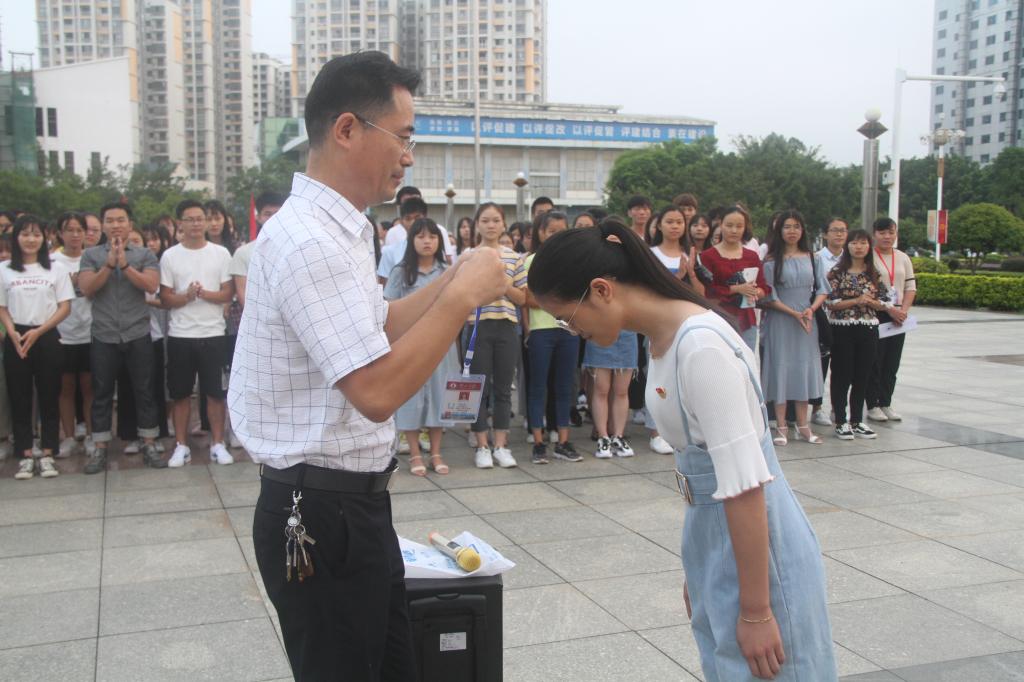 图为公司党总支书记张百顺(左一)为员工党员挂牌