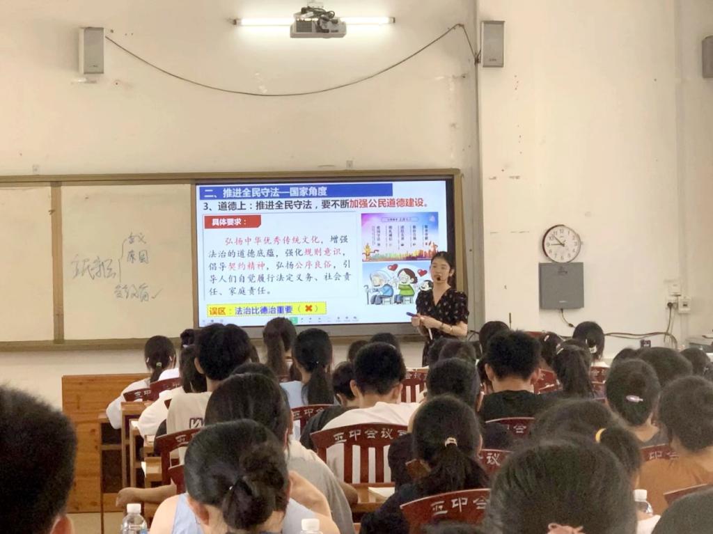 公司2020级思政专业实习生黄桂凤在昭平五中开展“同课异构”公开课