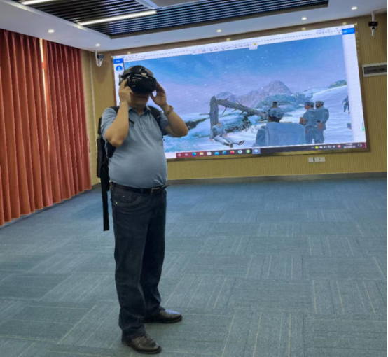 在广西大学suncitygroup太阳集团VR虚拟仿真实验中心体验《爬雪山》VR资源